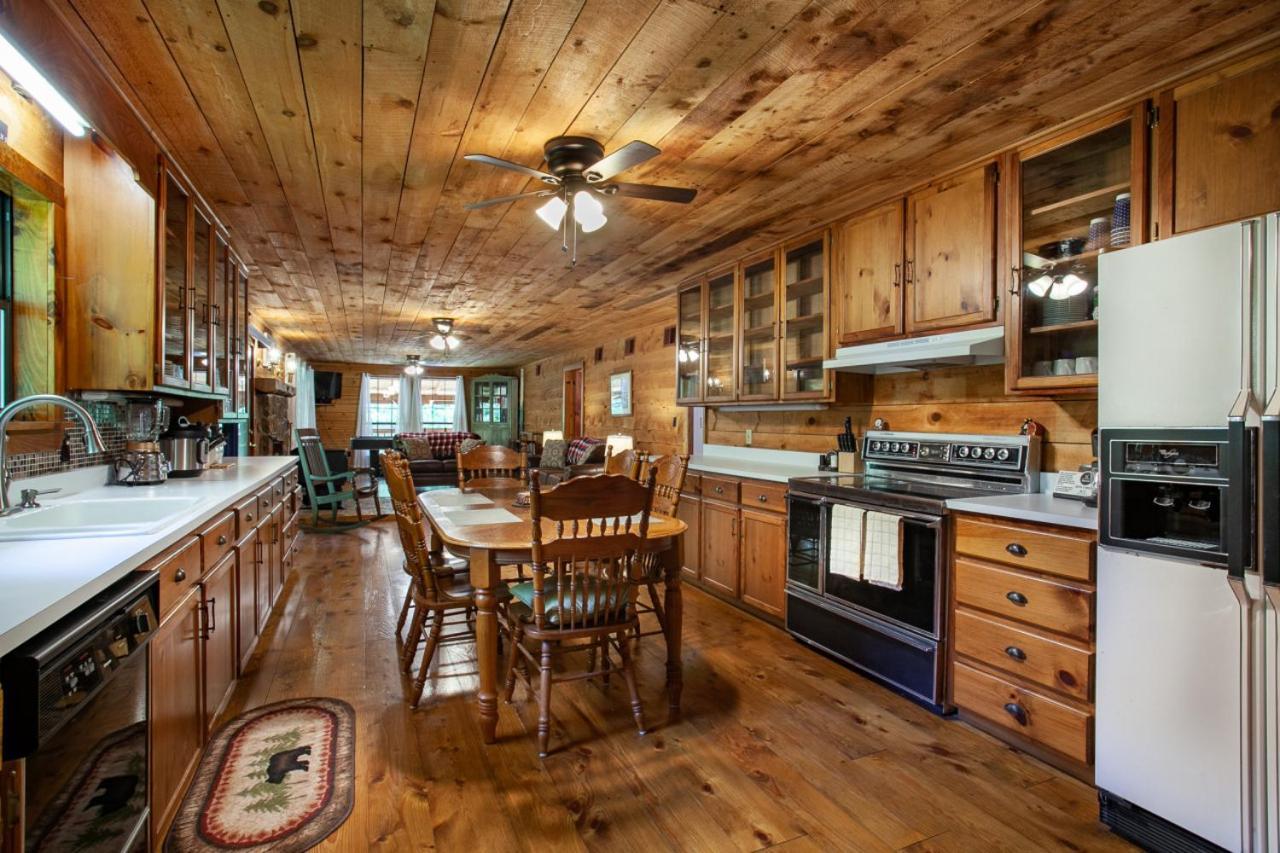 Forest Home Hot Tub Fire Pit Pool Table Pigeon Forge Eksteriør billede