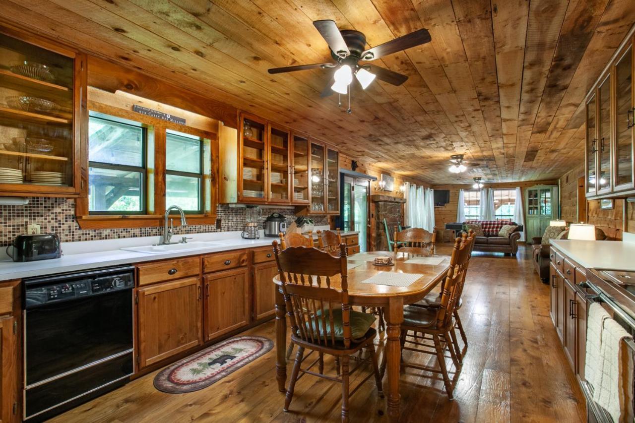 Forest Home Hot Tub Fire Pit Pool Table Pigeon Forge Eksteriør billede